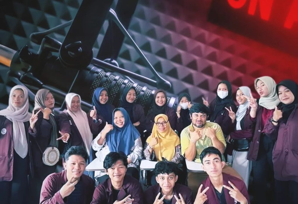 foto Bersama Mahasiswa angkatan 23 Dan penyiar radio FM