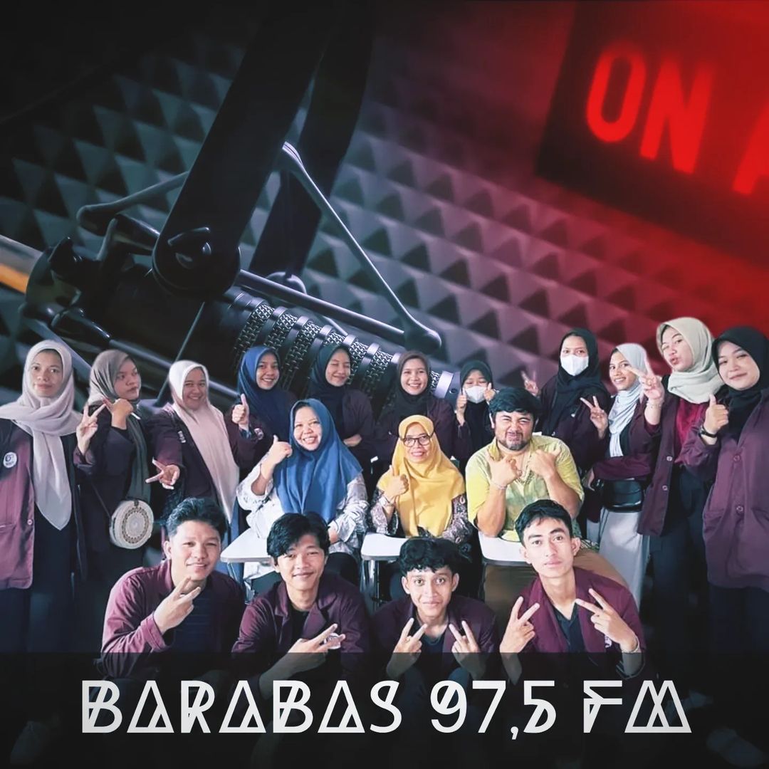 foto Bersama Mahasiswa angkatan 23 Dan penyiar radio FM